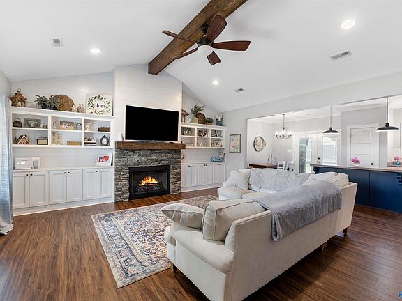 5th image of 413 Pembrooke Cir SE