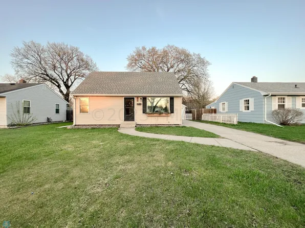 826 18th St S, Fargo, ND 58103