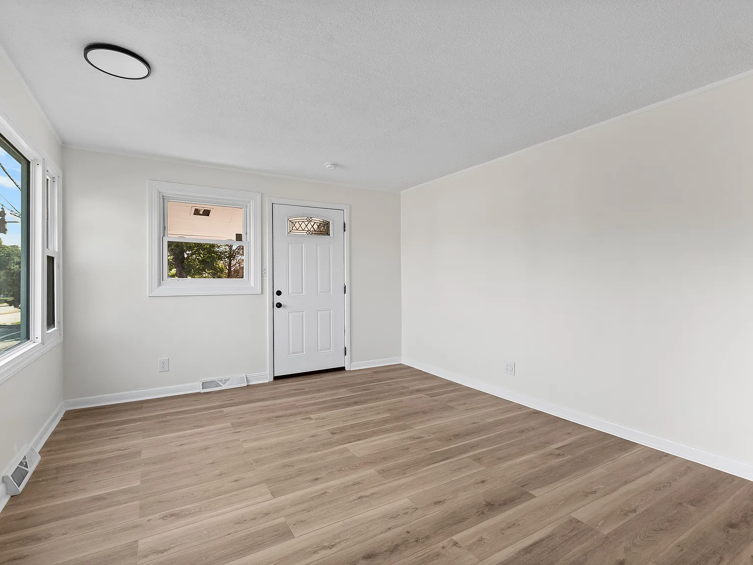 3 bed, 975 sqft, $1,595 — Photo 2