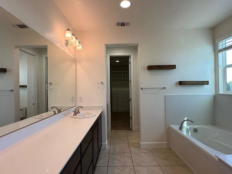 1407 Skibbereen Way — Photo 33