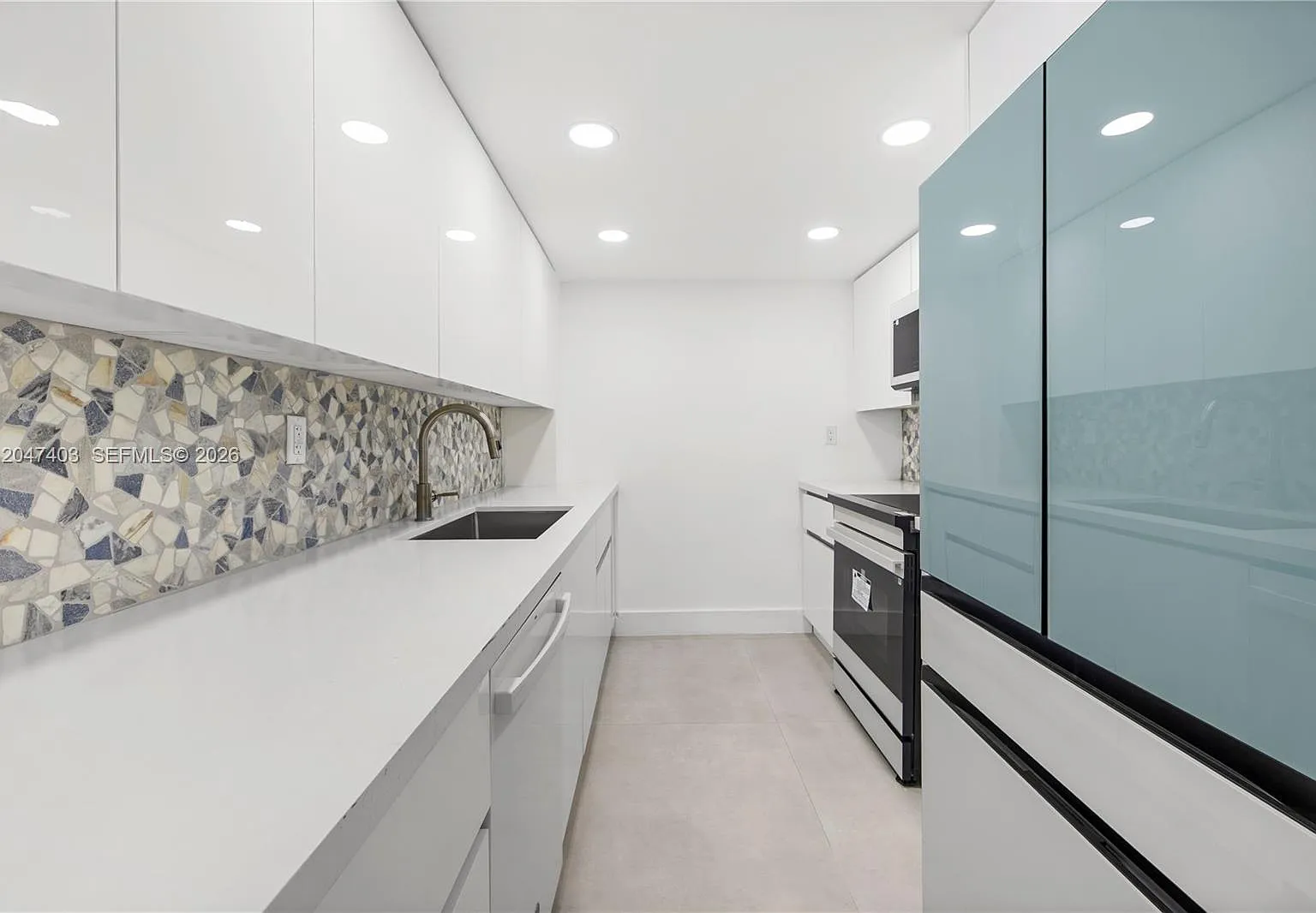 The Royal Club Condo — Photo 3
