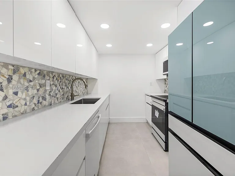 2457 Collins Ave #201 — Photo 3