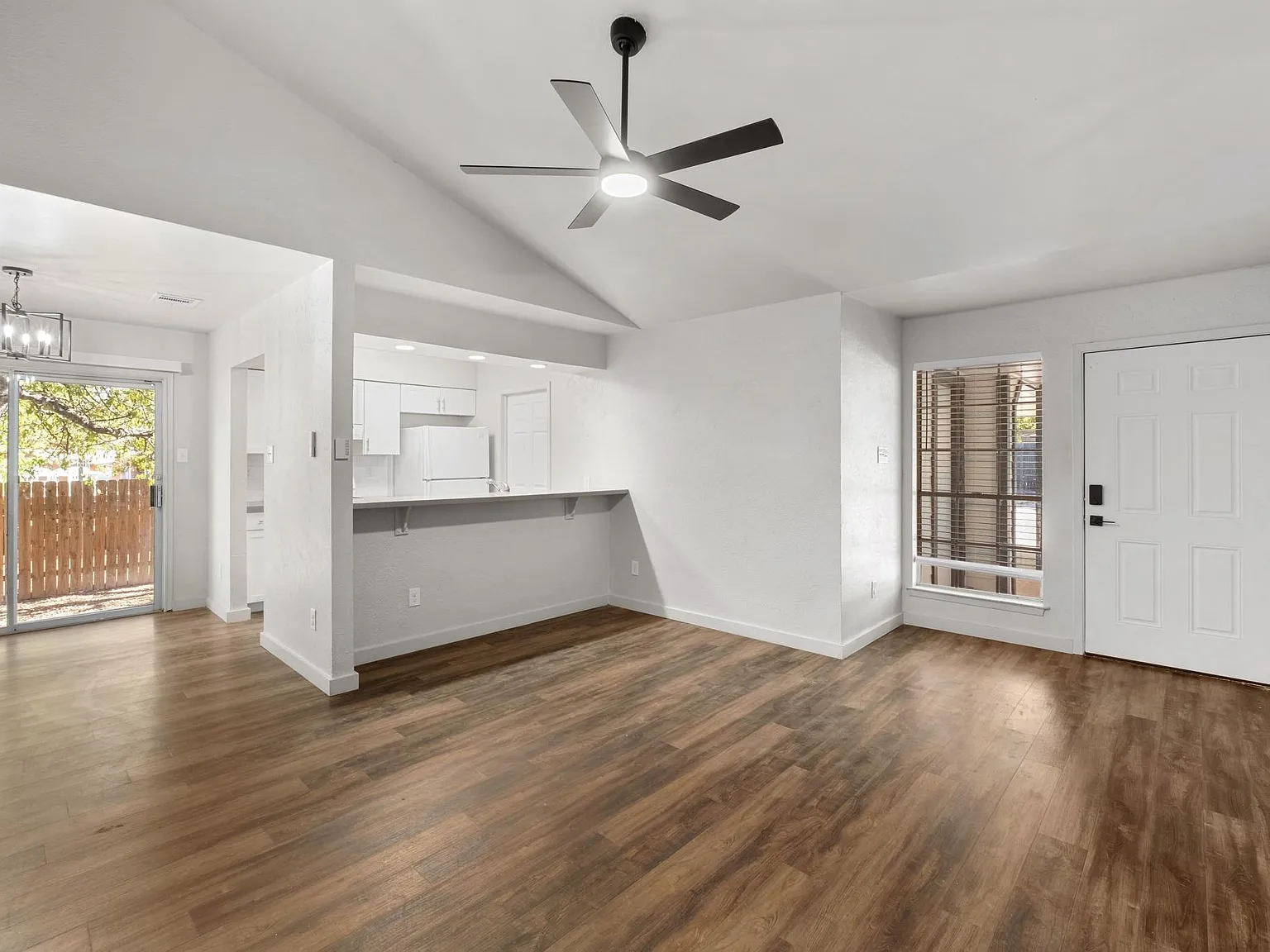2 bed, 1.0 bath, 2070 sqft, $1,800 — Photo 4