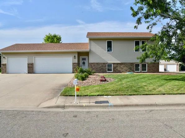 1002 Winchester Dr, Pierre, SD 57501