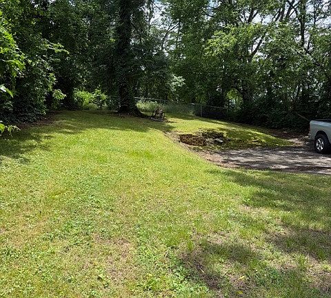 3rd image of 704 Glenview Dr