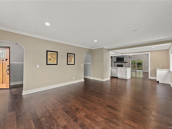 4th image of 16 Woodbine Dr