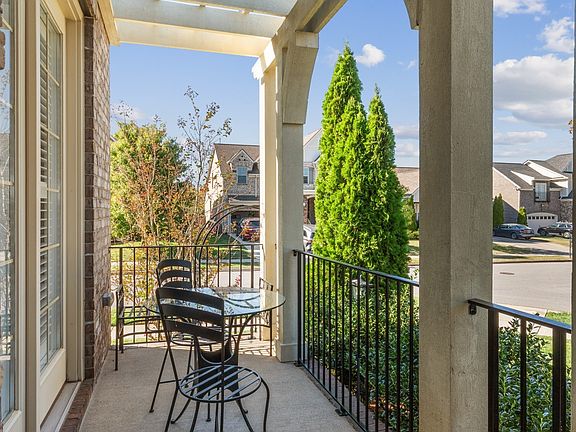 4th image of 687 Fall Creek Cir