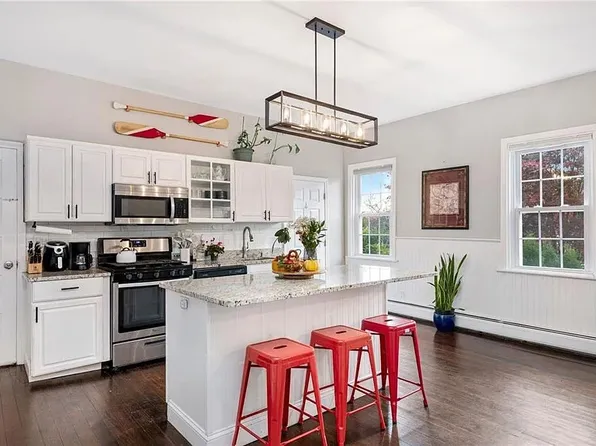 38 Collins St #B, Bristol, RI 02809