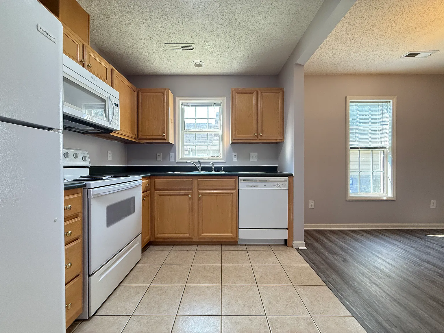 3 bed, 2.5 bath, 1574 sqft, $1,825 — Photo 2