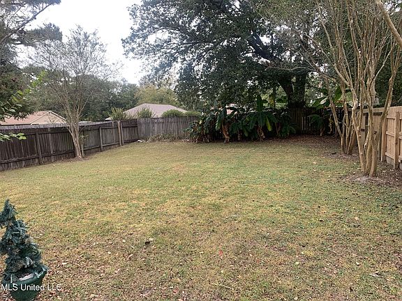 3rd image of 11058 Oakcrest Dr