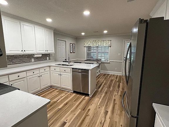 5th image of 121 Willow Lake Dr