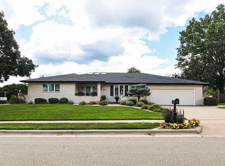 3048 Arbor Hills Dr, Dubuque, IA 52001