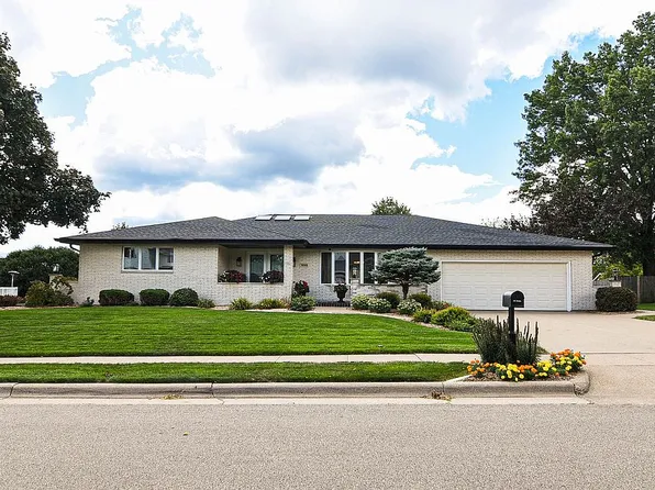 3048 Arbor Hills Dr, Dubuque, IA 52001