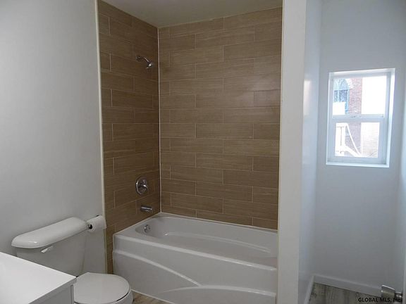 5th image of 104 Park Ave