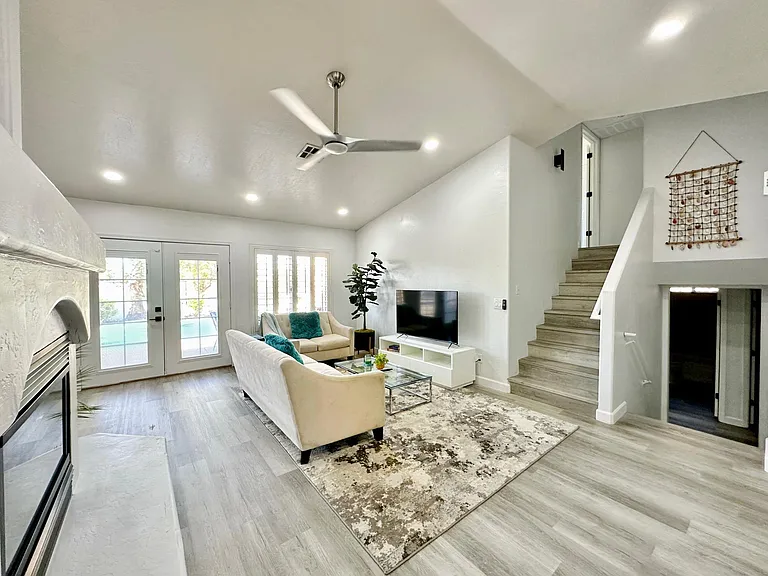 1020 E Hearne Way — Photo 4