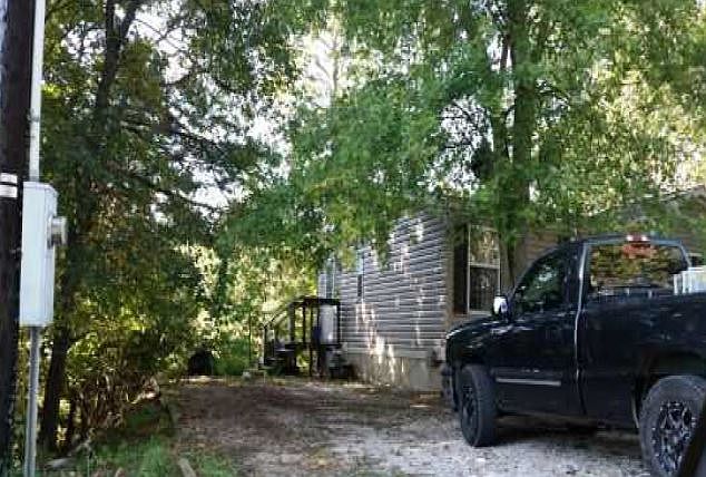 2nd image of 16207 Sycamore Ln