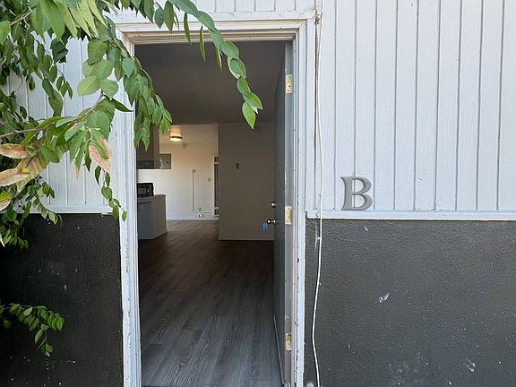 2nd image of 512 Washington Ave APT B
