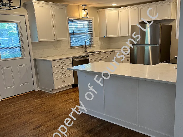 7908 W 92nd St — Photo 4