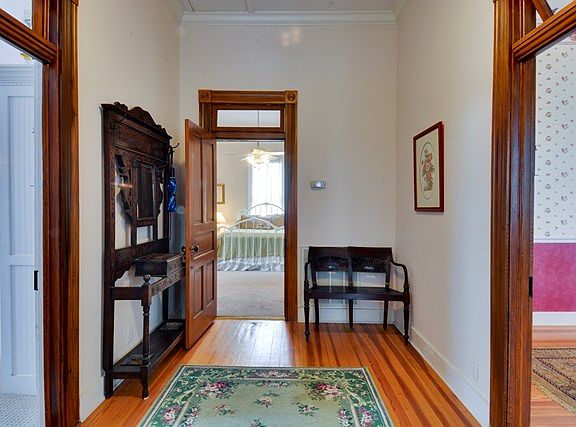 5th image of 104 N Cherry St