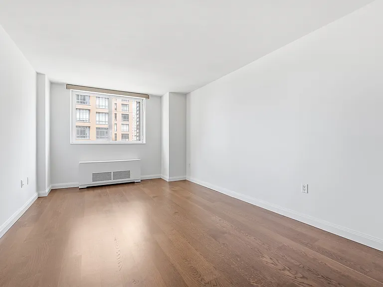200 E 94th St #1715 — Photo 6