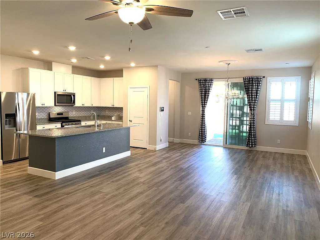 3 bed, 2.5 bath, 1844 sqft, $2,595 — Photo 3