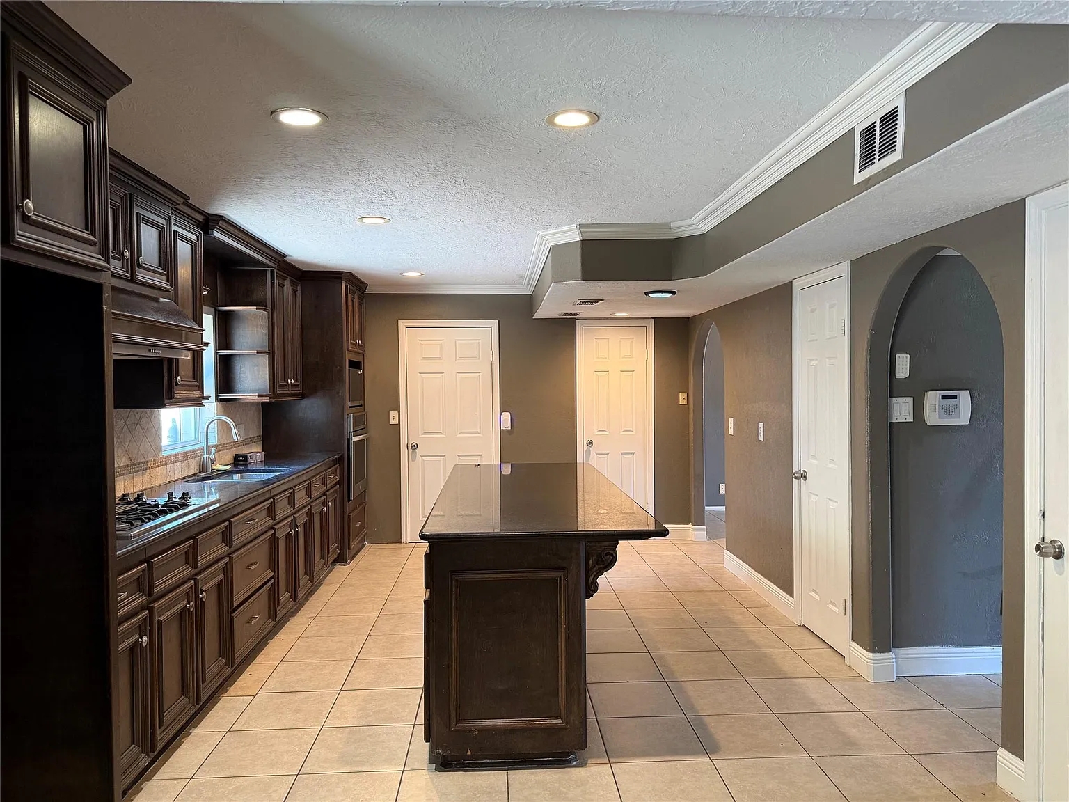 5 bed, 2.5 bath, 2464 sqft, $2,000 — Photo 3