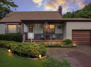 151 Tremont Rd, Lindenhurst, NY 11757