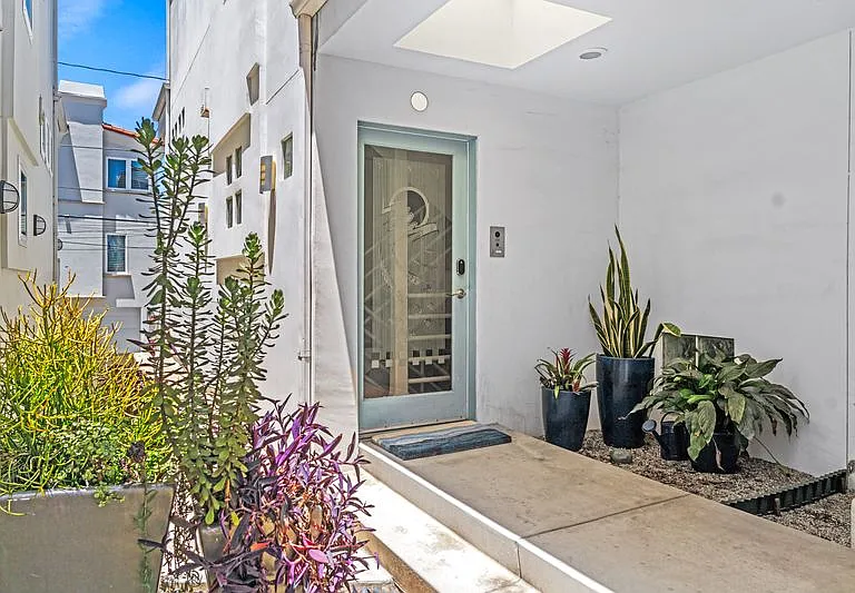 440 Marine Pl — Photo 2