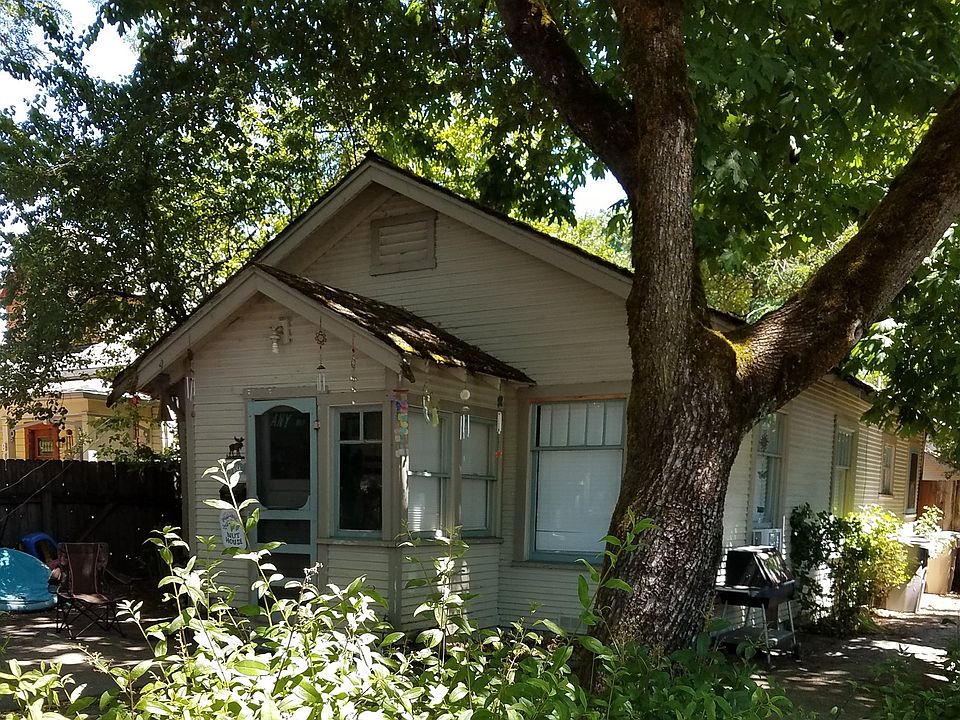 2nd image of 819 SW 4th St