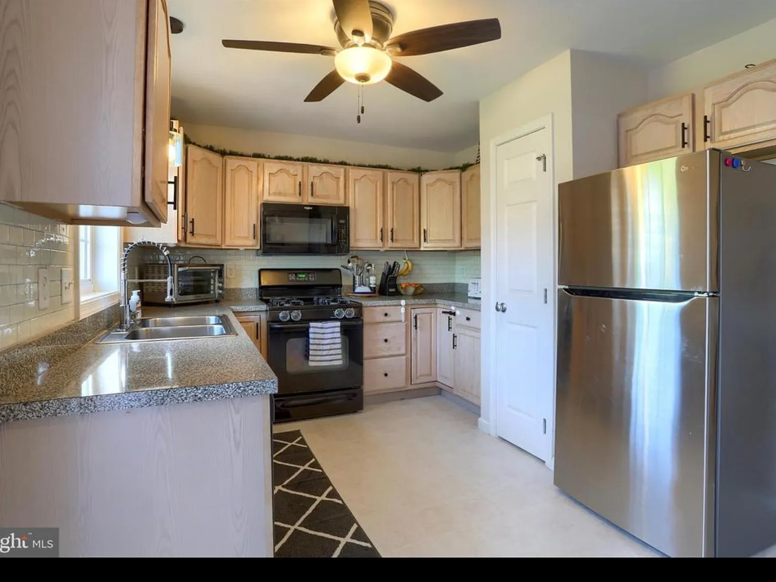 3 bed, 1696 sqft, $2,295 — Photo 4