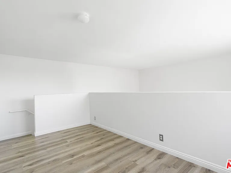 22705 Del Valle St #6 — Photo 12