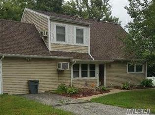 3 Harwood Way, Coram, NY 11727