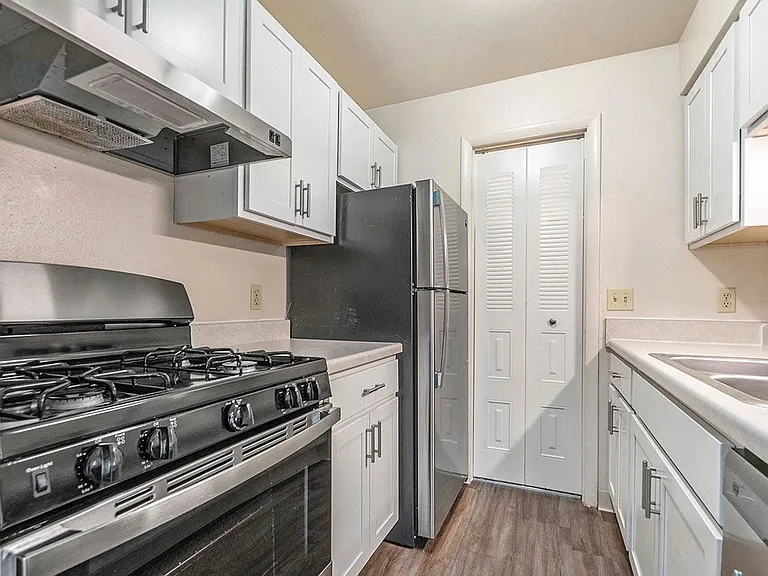 West Wind Apartments — Photo 47