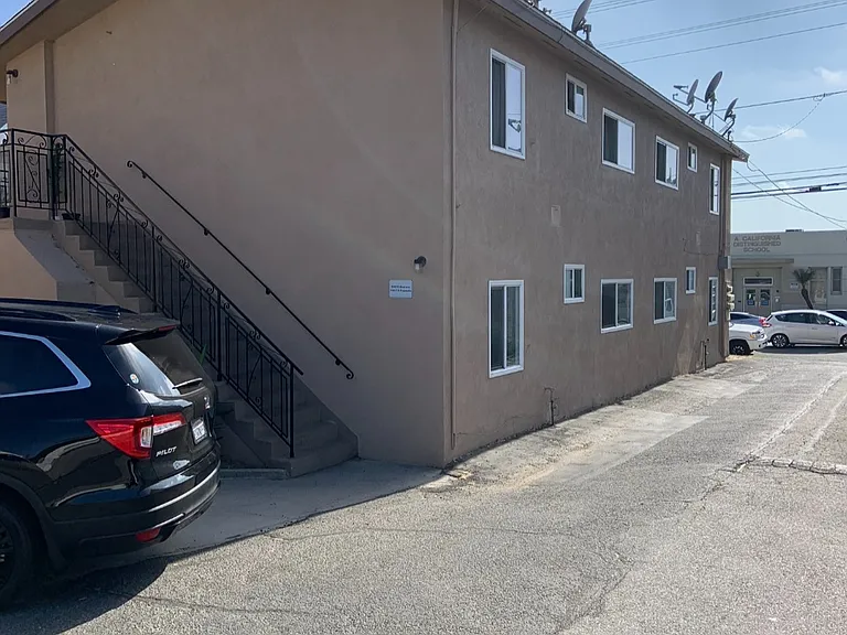 2282 Walnut Ave #C — Photo 2