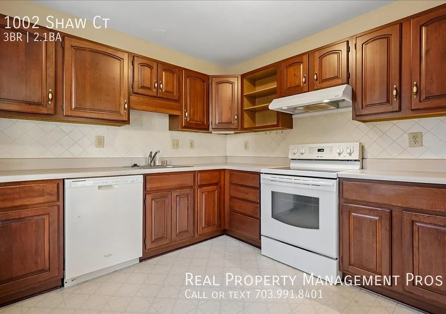 3 Bed Townhome w/ Fenced backyard near I-95! — Photo 2