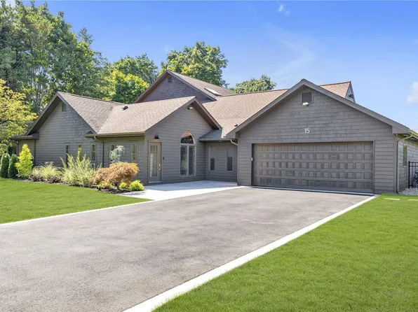 15 Parkway Drive, Roslyn Heights, NY 11577