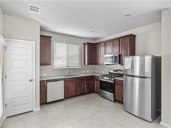 5th image of 124 Fabion St