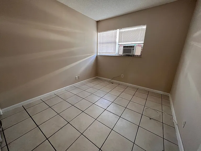 716 SW 7th St — Photo 3