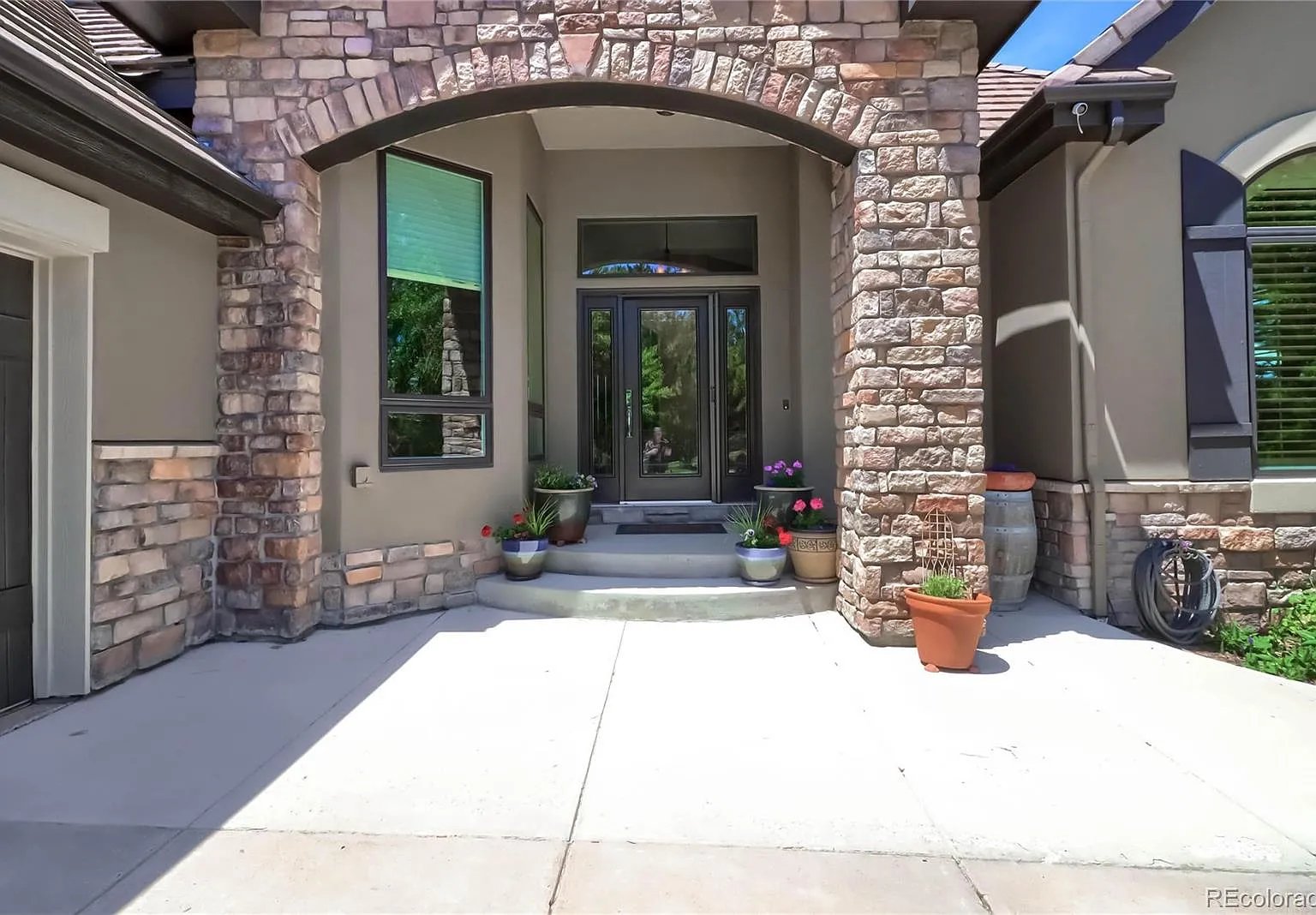 4 bed, 4.0 bath, 4376 sqft, $6,750 — Photo 4
