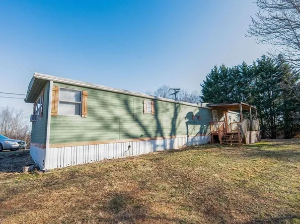 106 Daniels Dell Ln, Mount Airy, NC 27030