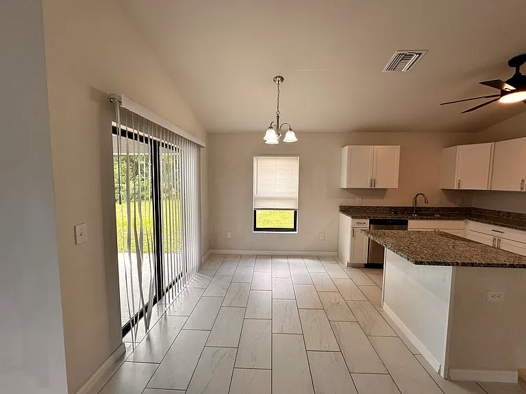 913 NE 13th Ave — Photo 3