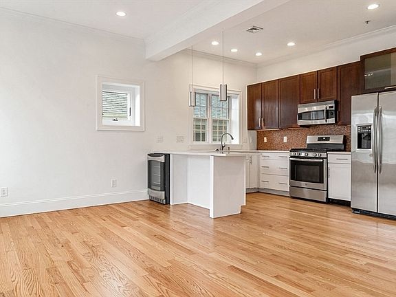 4th image of 823 E 6th St #2