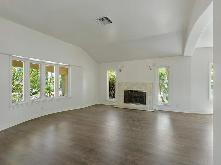 22100 Tiara St — Photo 6