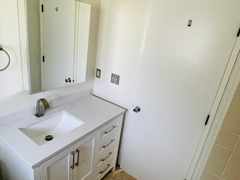 Bathroom (other angle)