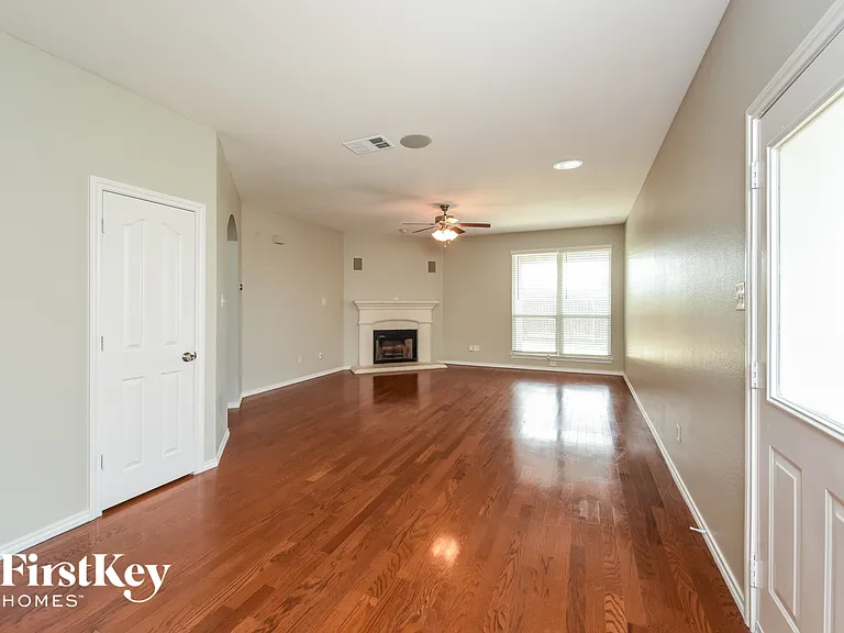 10649 Fossil Hill Dr — Photo 2
