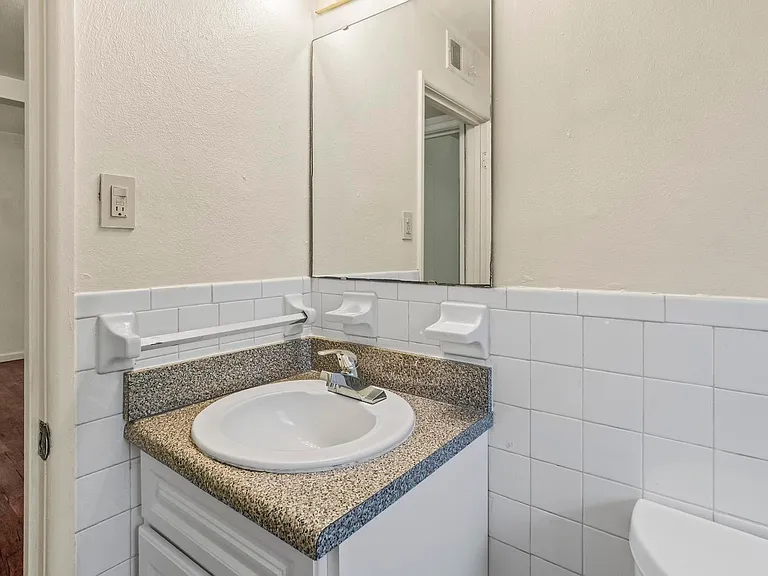 Westport Edge Apartments — Photo 59
