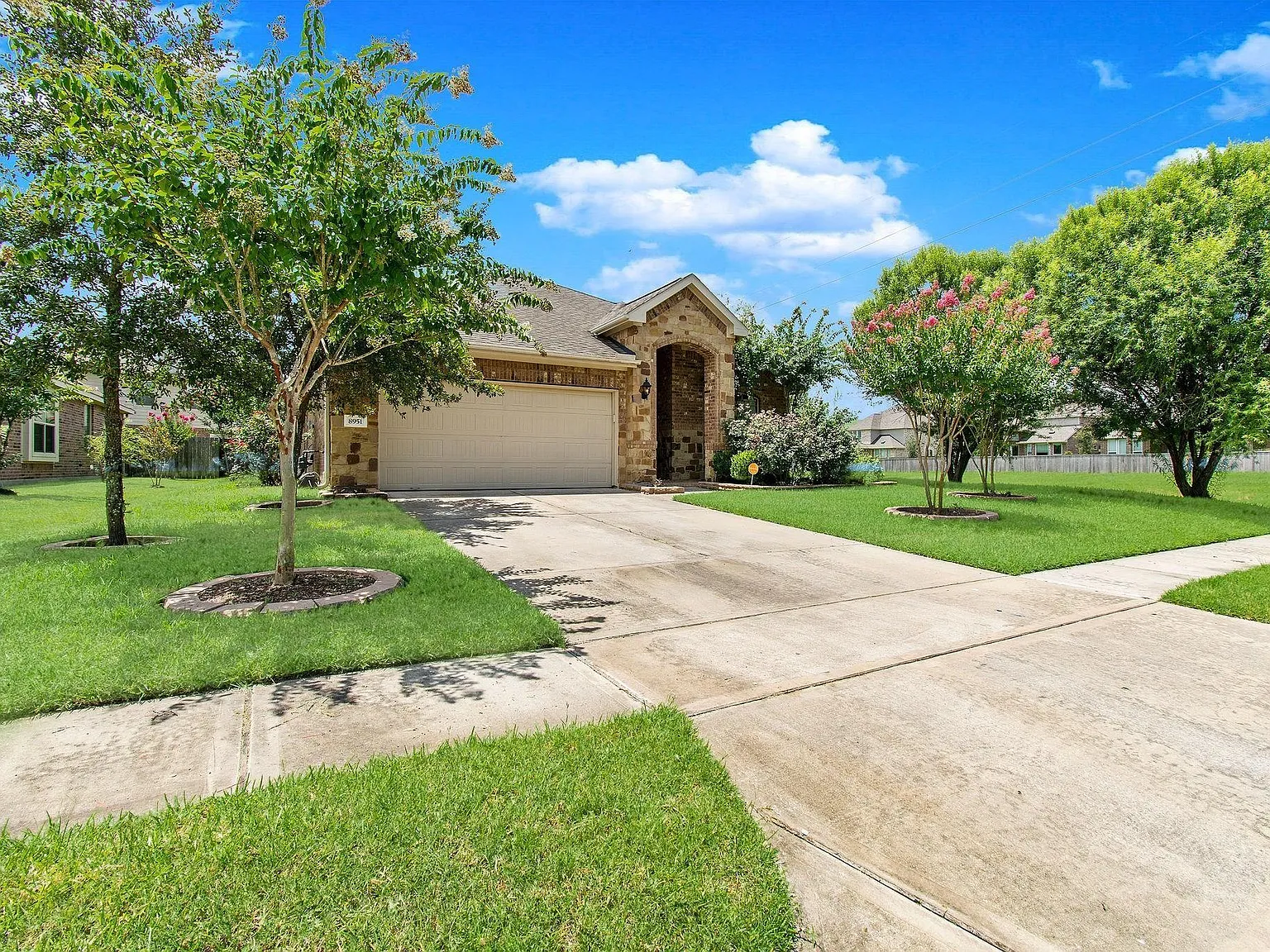 4 bed, 2.0 bath, 2192 sqft, $2,150 — Photo 2
