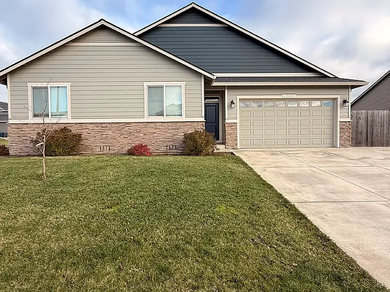 450 NE Pine St — Photo 1