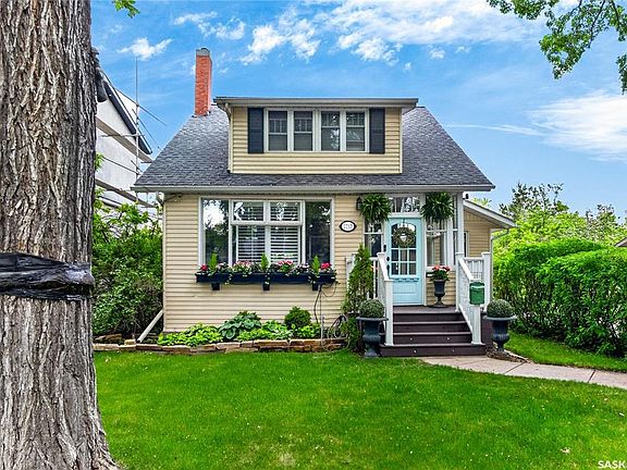 2nd image of 2718 Regina AVENUE