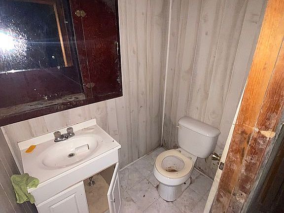 5th image of 2482 Coleman Ave